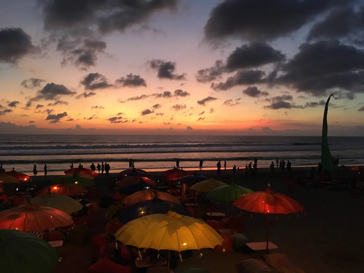 ริมหาดเซมินยักยามพระอาทิตย์ตก มีร่มและโต๊ะริมหาด (ภาพบรรยากาศชายหาด)