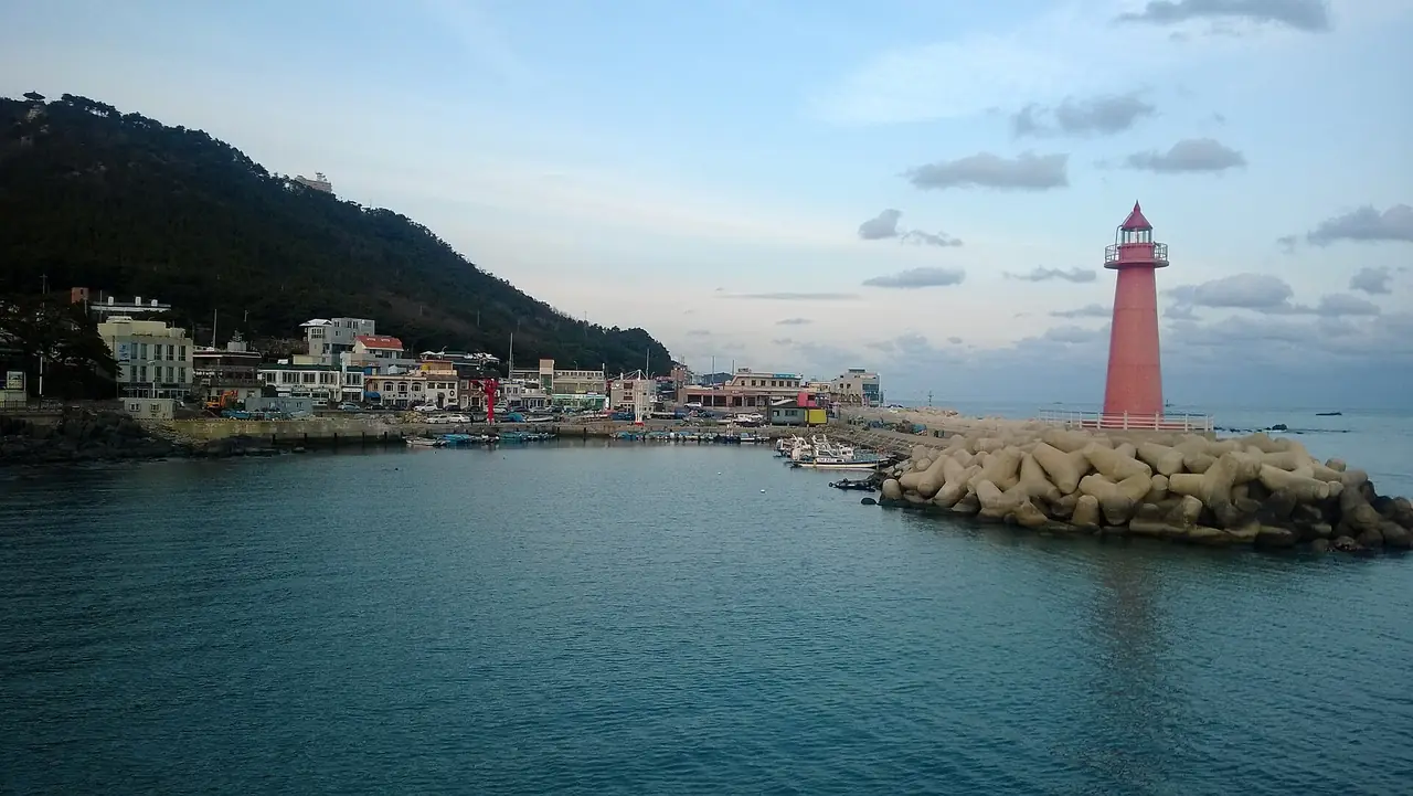 ท่าเรือประมงและประภาคารสีแดงที่ชองซาโพ ปูซาน