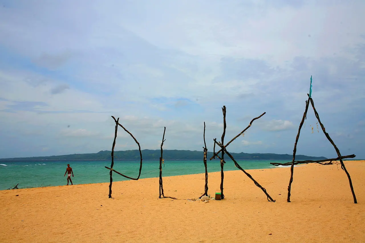 หาดปูกาที่ปลายเหนือของโบราเคย์ ทรายหยาบกว่าไวต์บีช