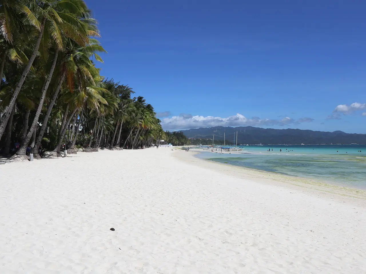 ไวต์บีชช่วงสเตชั่น 2 ตอนเย็น มองเห็นแนวชายหาดและร้านริมหาด