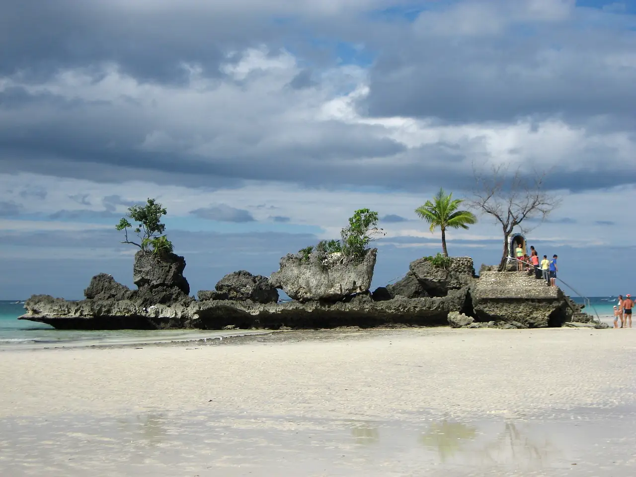 Willy's Rock ที่ไวต์บีชช่วงสเตชั่น 1 ตอนน้ำลง ภาพบรรยากาศใกล้โรงแรมช่วงนี้