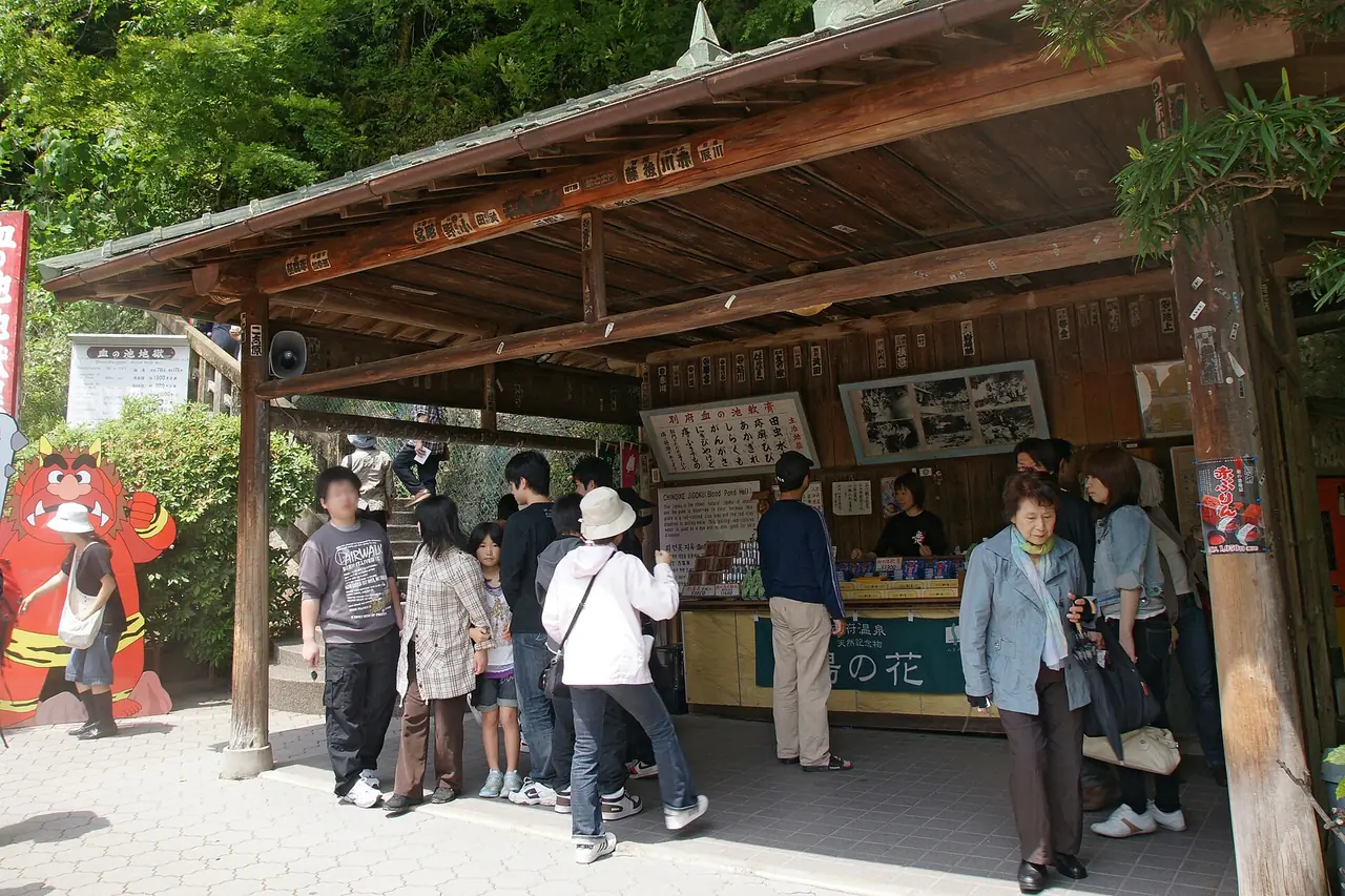 ผู้เข้าชมหน้าอาคารขายตั๋วและร้านค้าที่ Chinoike Jigoku (ภาพสถานที่)