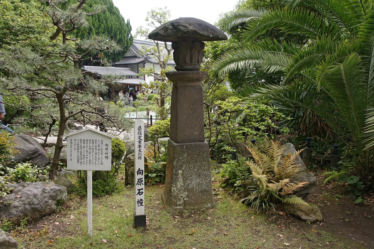 สวนญี่ปุ่นที่ Shiraike Jigoku มีเสาหินเก่า (ภาพสถานที่)