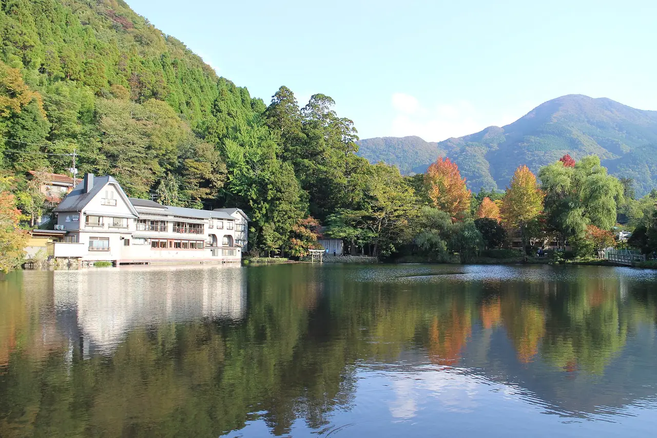 ทะเลสาบคินรินยามใบไม้เปลี่ยนสี ยูฟุอิน (ภาพสถานที่)