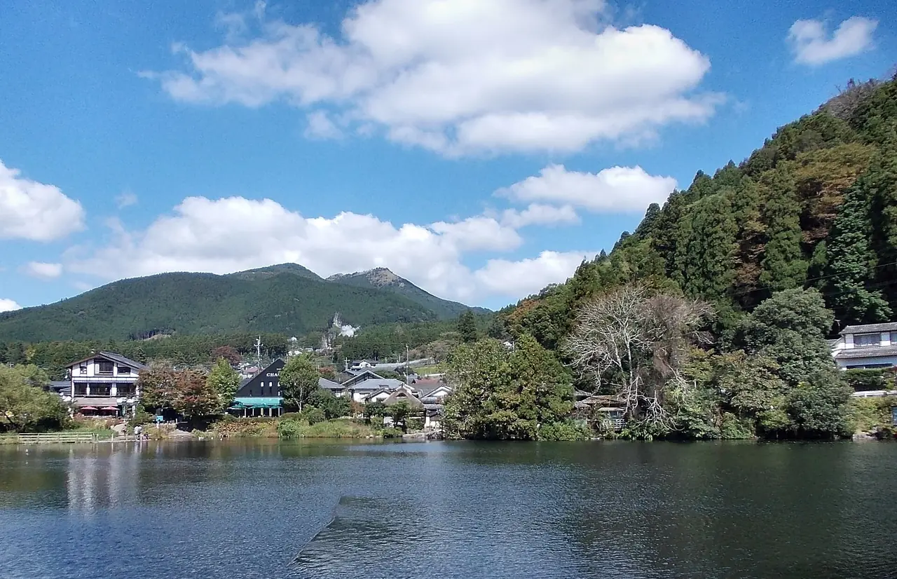 ทะเลสาบคินรินกับภูเขาด้านหลัง (ภาพวิวทะเลสาบ ไม่ใช่โรงแรมใดโดยเฉพาะ)
