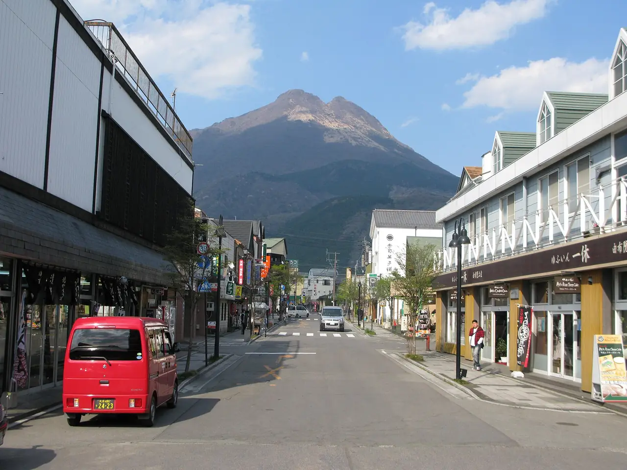 ถนนหน้าสถานียูฟุอินและภูเขายูฟุ (ภาพถนน ไม่ใช่โรงแรมใดโดยเฉพาะ)