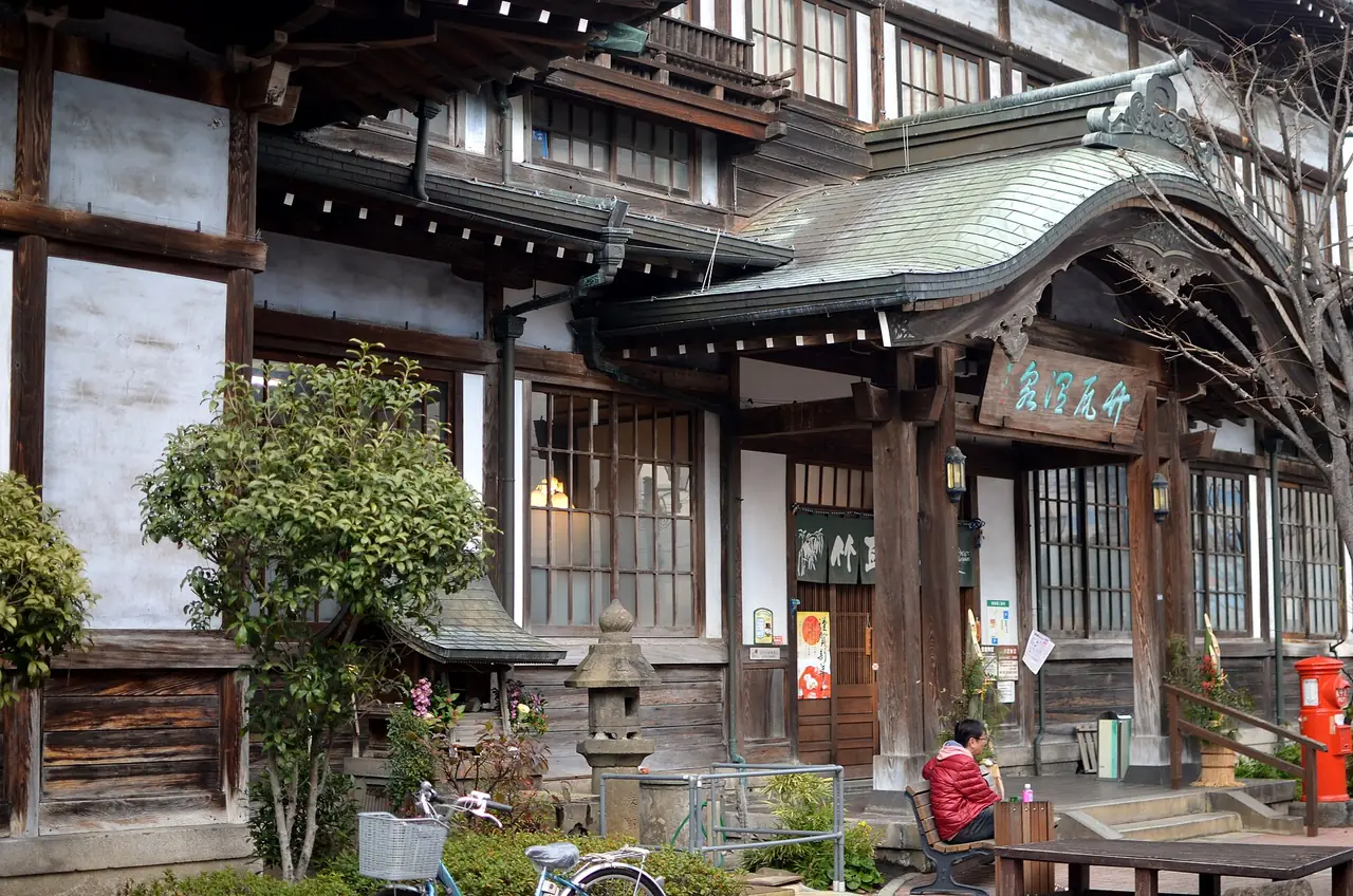 ชายคาแบบคาระฮาฟุและโคมข้างทางเข้า Takegawara Onsen (ภาพสถานที่)