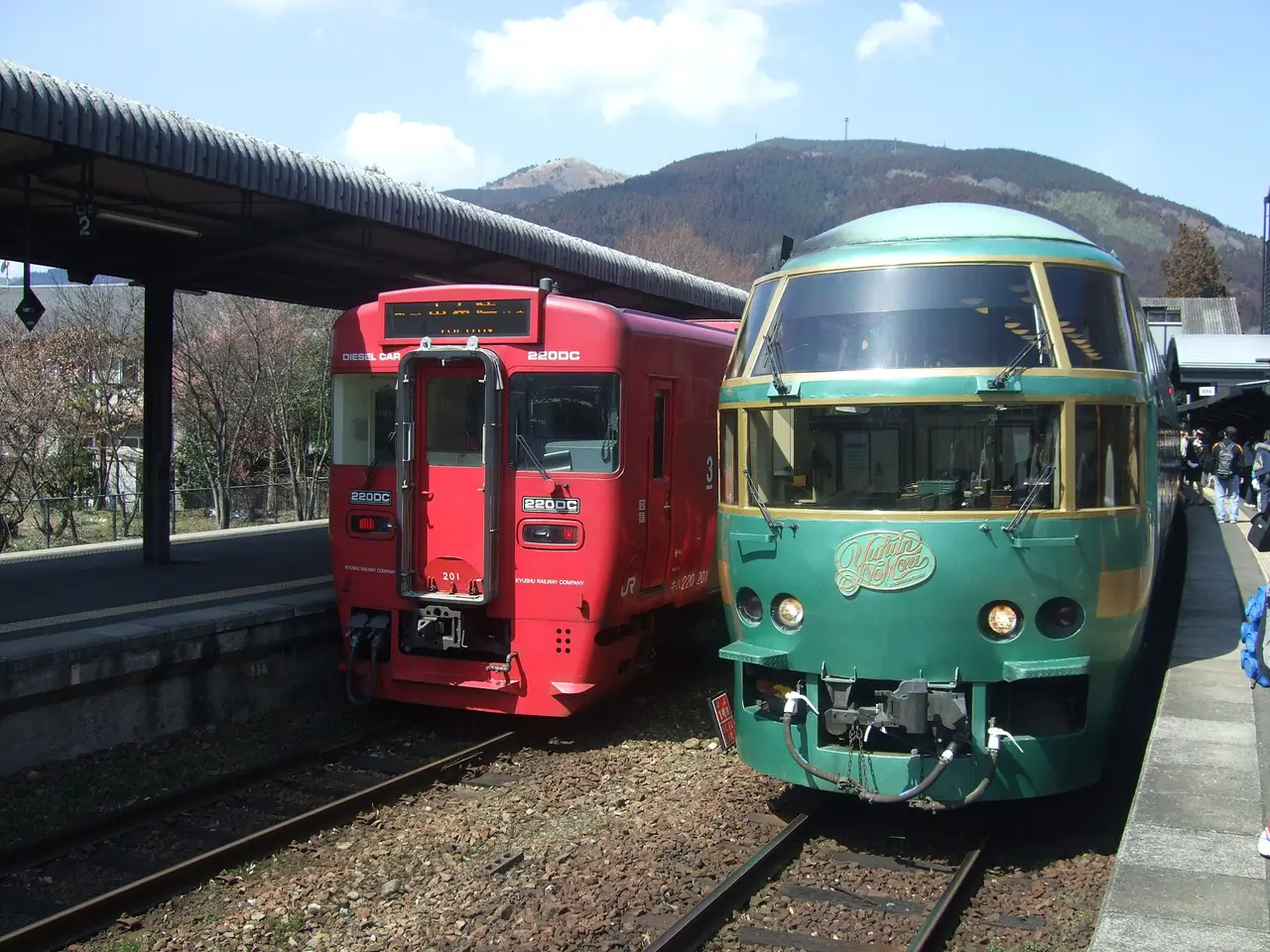 รถไฟ Yufuin no Mori และรถไฟท้องถิ่นที่สถานียูฟุอิน (ภาพสถานี)