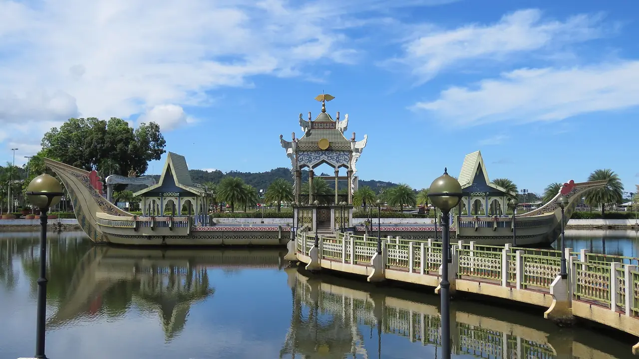 เรือหินจำลองมะห์ลิไกบนทะเลสาบหน้ามัสยิด ตามชื่อไฟล์ภาพ ถ่ายเมษายน 2568