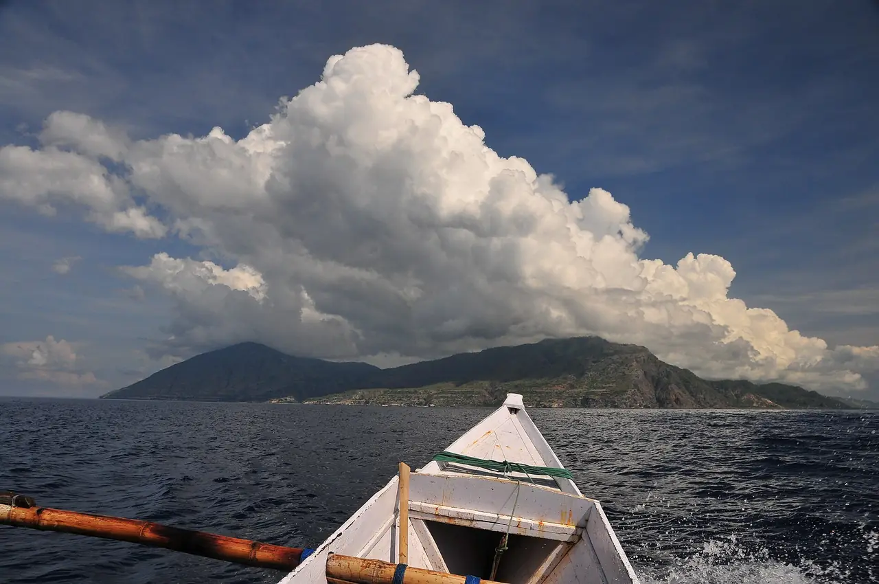 มองเกาะจากหัวเรือขณะข้ามช่องแคบ ภาพจาก Wikimedia Commons ผู้ถ่าย Frank Starmer สัญญา CC BY-SA 2.0 ภาพเก่า