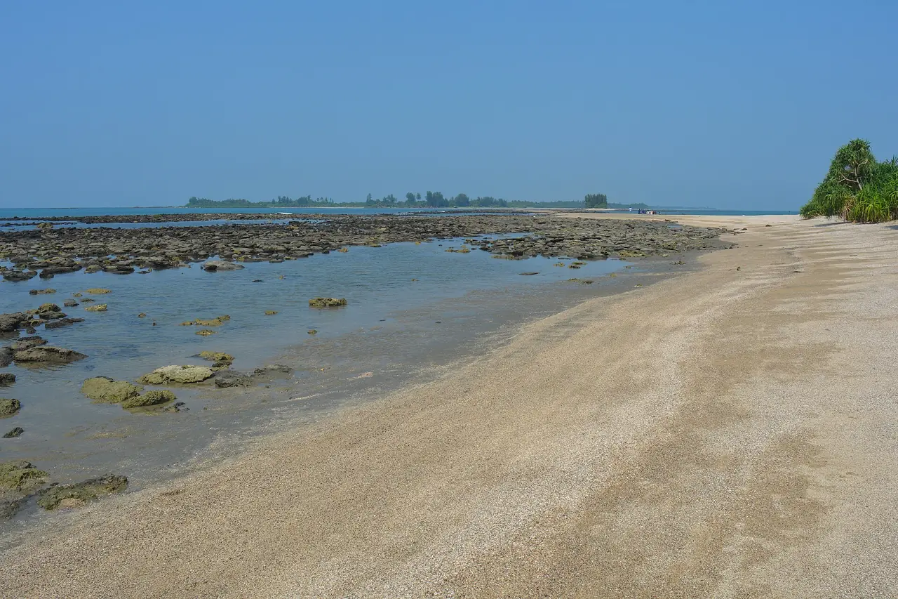ทางเดินชายหาดจากเชรา ดวีปไปเซนต์มาร์ติน ภาพจาก Wikimedia Commons ผู้ถ่าย Syed Sajidul Islam สัญญา CC BY-SA 4.0