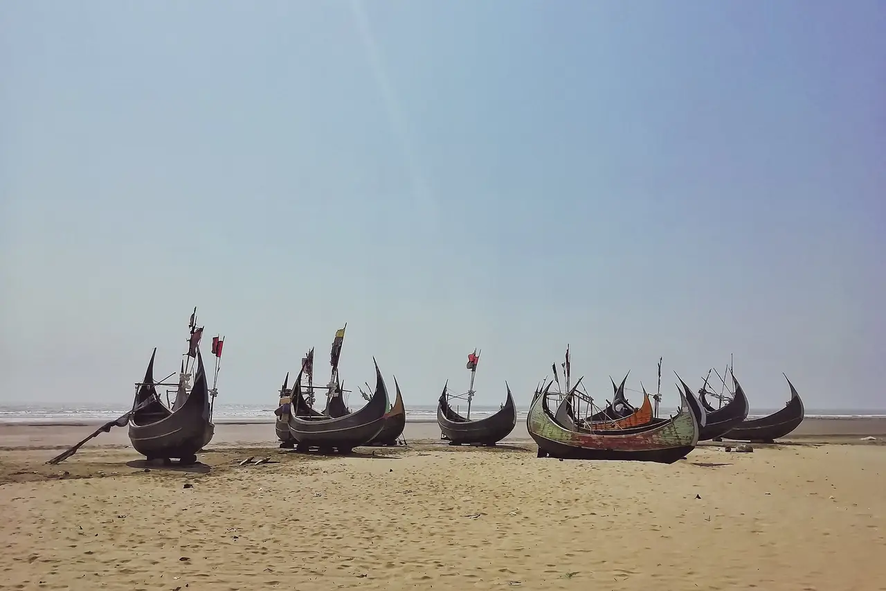 เรือไม้ลำเล็กจอดบนทรายที่หาดค็อกซ์บาซาร์ ภาพจาก Wikimedia Commons ผู้ถ่าย Fahimabrar420 สัญญา CC BY-SA 4.0