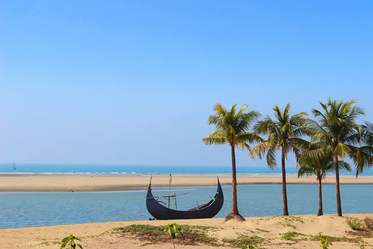 หาดอินานีกลางวันมีเรือและต้นมะพร้าว ภาพจาก Wikimedia Commons ผู้ถ่าย Arjit Chowdhury สัญญา CC BY-SA 4.0 ถ่ายเมื่อ 21 ก.พ. 2014 ตามชื่อไฟล์