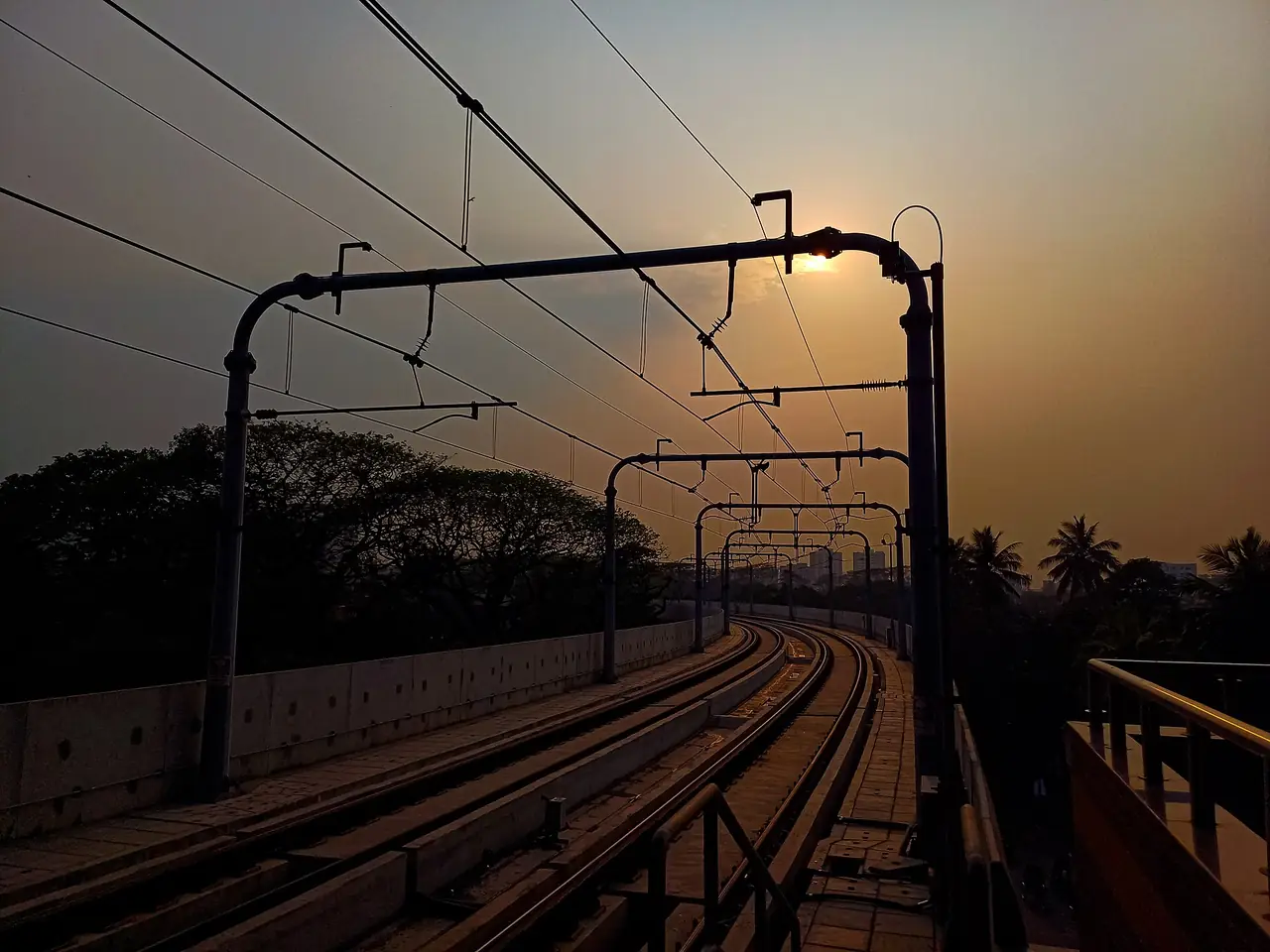 รางรถไฟฟ้าเมโทรของธากาตอนพระอาทิตย์ตก ภาพจาก Wikimedia Commons ผู้ถ่าย S.M.M.Musabbir Uddin สัญญา CC BY 4.0