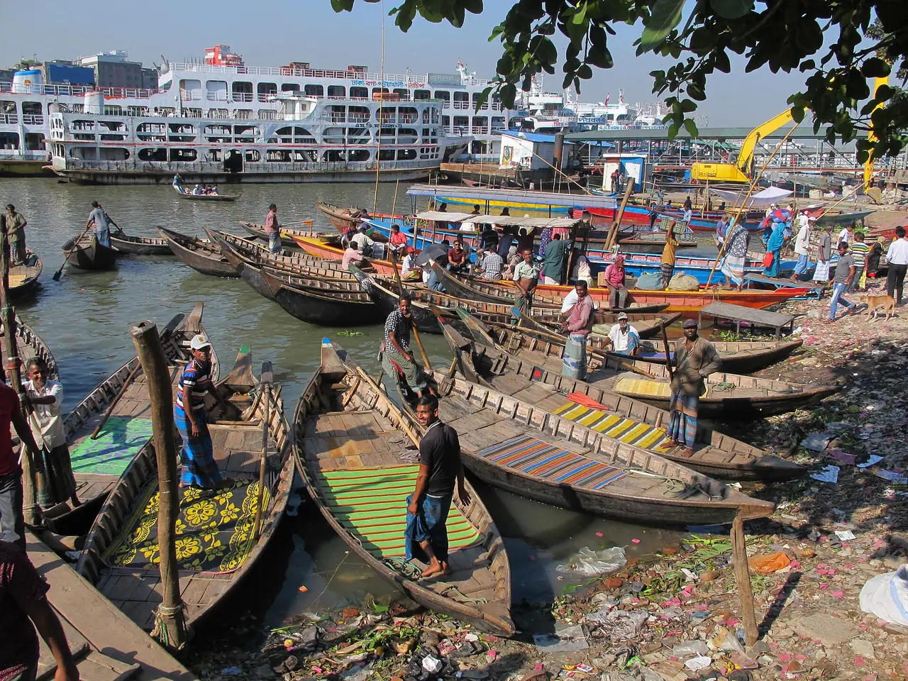 เรือไม้เล็กรอผู้โดยสารที่ท่าซาดาร์กัตบนแม่น้ำบูริกังกา ภาพจาก Wikimedia Commons ผู้ถ่าย Kritzolina สัญญา CC BY-SA 4.0