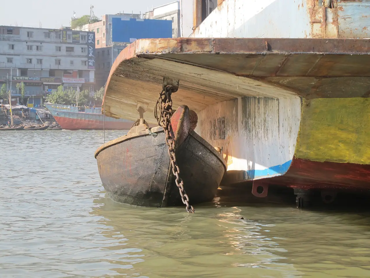 เรือลำใหญ่จอดริมแม่น้ำบูริกังกาที่ท่าซาดาร์กัต ภาพจาก Wikimedia Commons ผู้ถ่าย Kritzolina สัญญา CC BY-SA 4.0