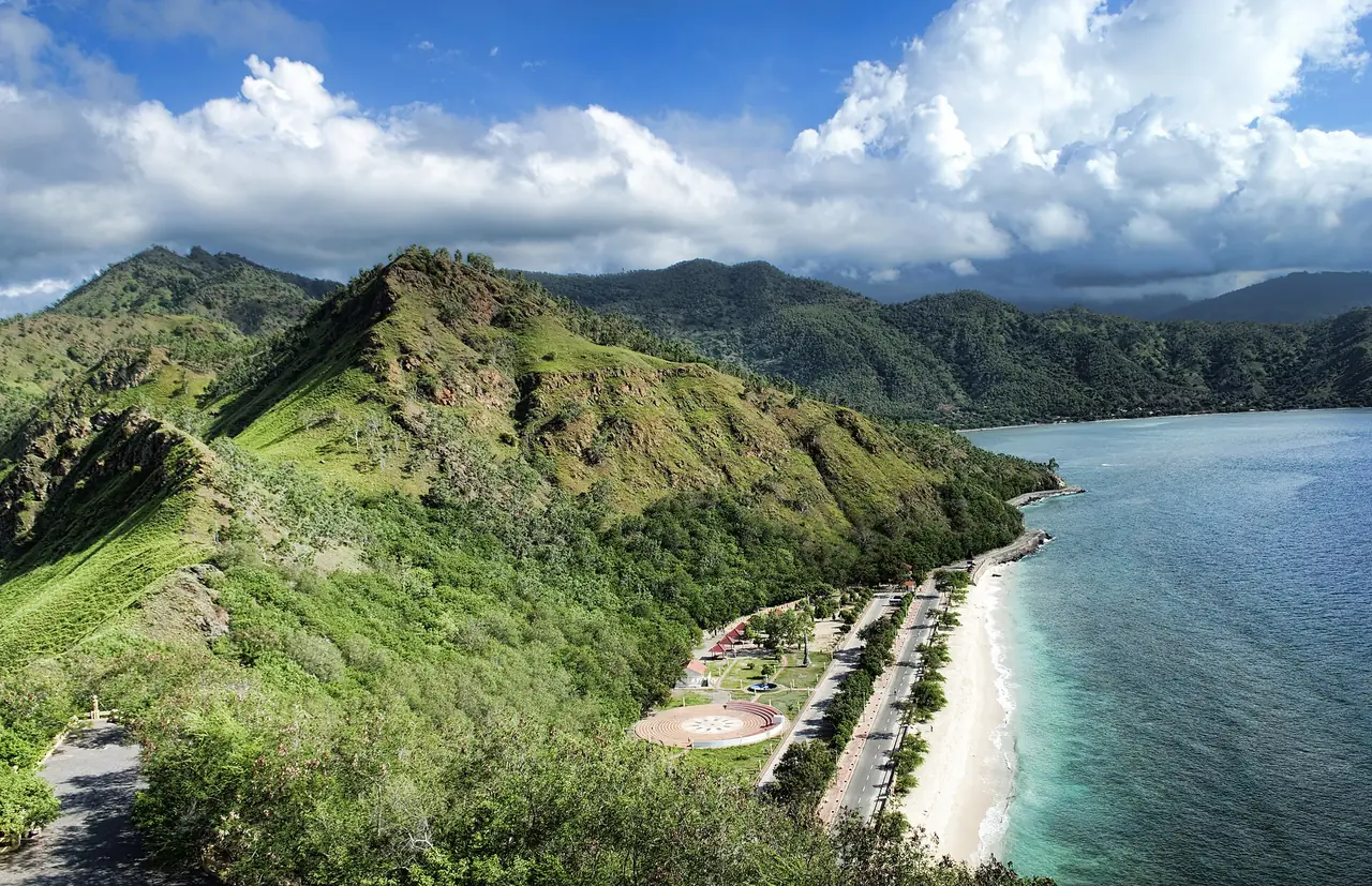 หาดอาเรียบรังกาและเนินเขาหลังหาด ภาพจาก Wikimedia Commons ผู้ถ่าย Philip Nalangan สัญญา CC BY 4.0