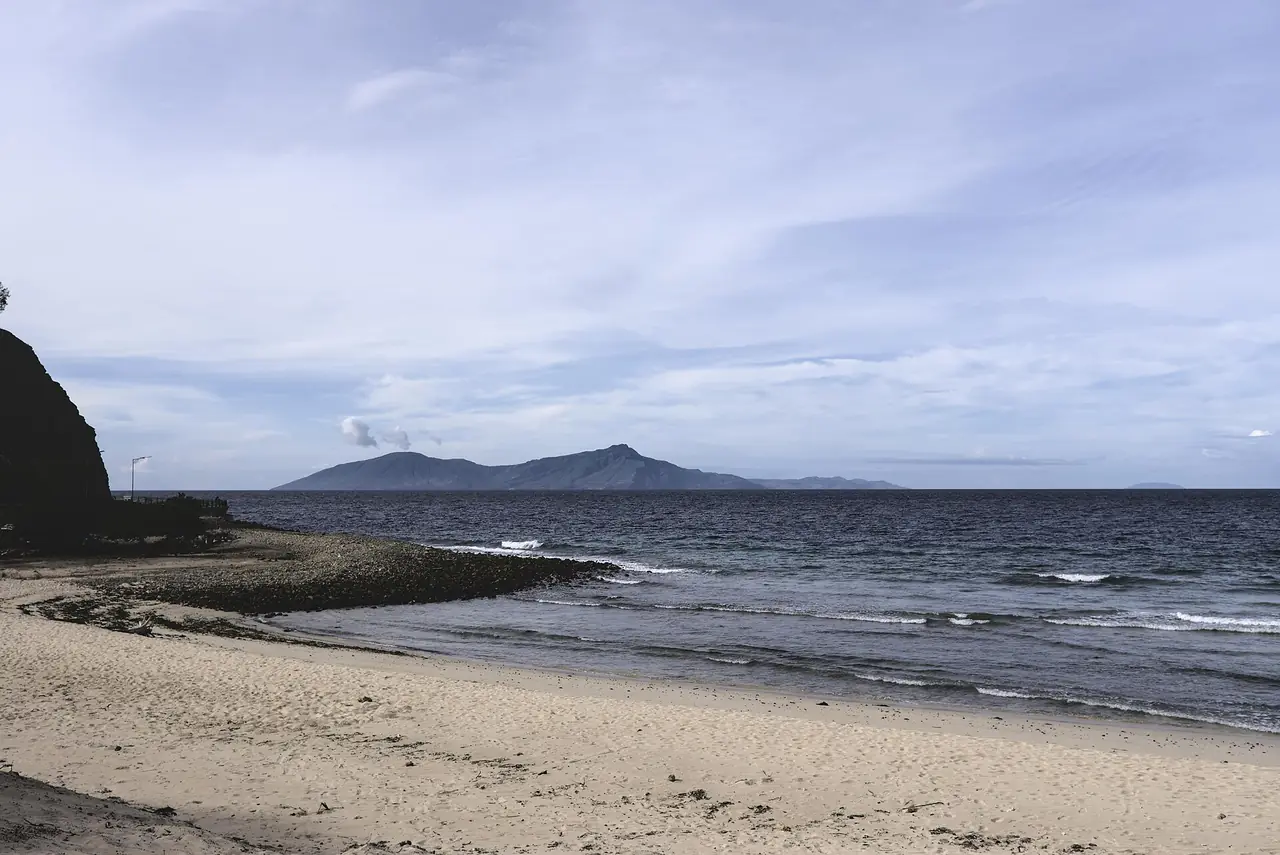 หาดหลังรูปปั้นคริสโตเรย์มองเห็นเกาะอาเตาโรไกล ๆ ภาพจาก Wikimedia Commons ผู้ถ่าย Khairil Yusof สัญญา CC BY 4.0