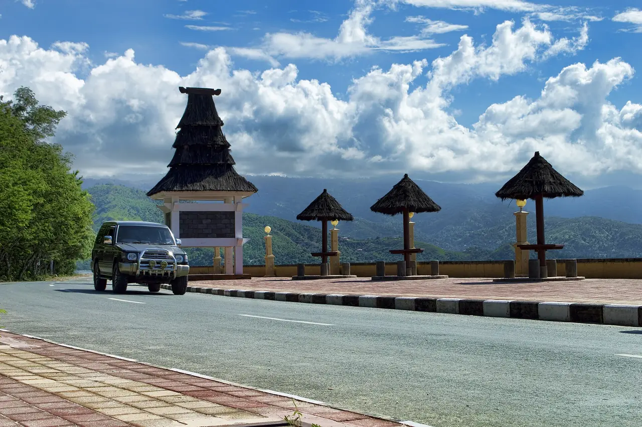 ถนนริมหาดคริสโตเรย์มีศาลาหลังคาแบบพื้นเมืองริมทาง ภาพจาก Wikimedia Commons ผู้ถ่าย Philip Nalangan สัญญา CC BY 4.0