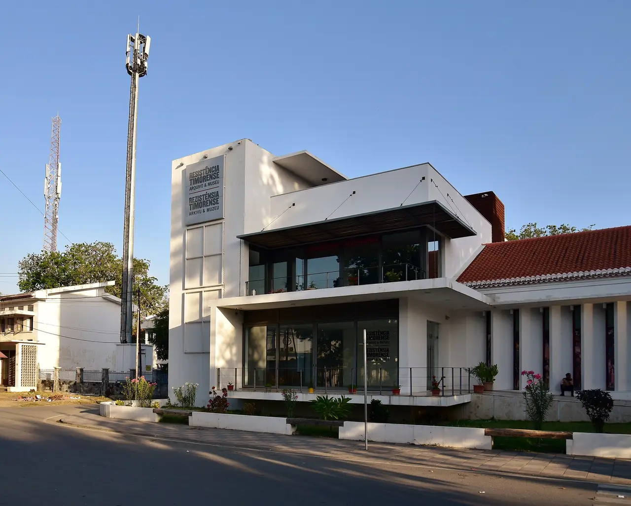 อาคารพิพิธภัณฑ์การต่อสู้ของติมอร์ถ่ายตอนเย็น ภาพจาก Wikimedia Commons ผู้ถ่าย Bahnfrend สัญญา CC BY-SA 4.0 ถ่ายปี 2023 ตามชื่อไฟล์