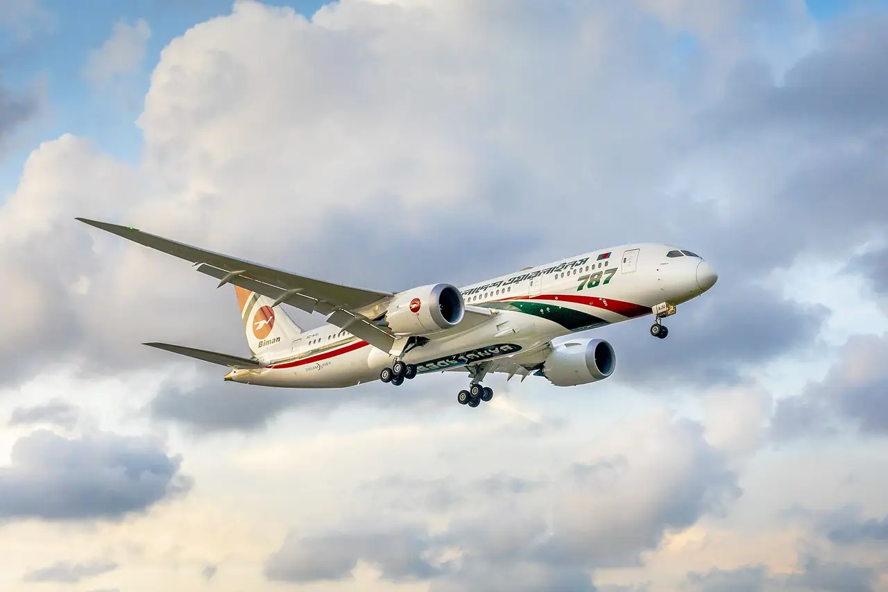 เครื่องบินโบอิ้ง 787 ของ Biman Bangladesh Airlines ขณะบิน ภาพจาก Wikimedia Commons ผู้ถ่าย Jubair Bin Iqbal สัญญา CC BY-SA 4.0 เป็นภาพประกอบสายการบินประจำชาติ ไม่ได้ยืนยันว่าเส้นทางกรุงเทพฯ ใช้เครื่องรุ่นนี้