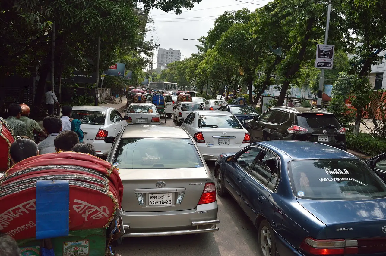 รถติดบนถนนในย่านธันมนดีของธากา ภาพจาก Wikimedia Commons ผู้ถ่าย Biswarup Ganguly สัญญา CC BY 3.0 ถ่ายปี 2015 ตามชื่อไฟล์
