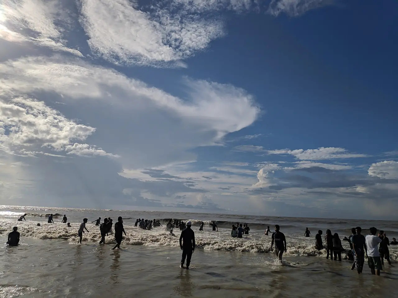 หาดโกตกาและผู้คนในน้ำตื้น ภาพจาก Wikimedia Commons ผู้ถ่าย Md. Rifat Hasan Jihan สัญญา CC BY-SA 4.0