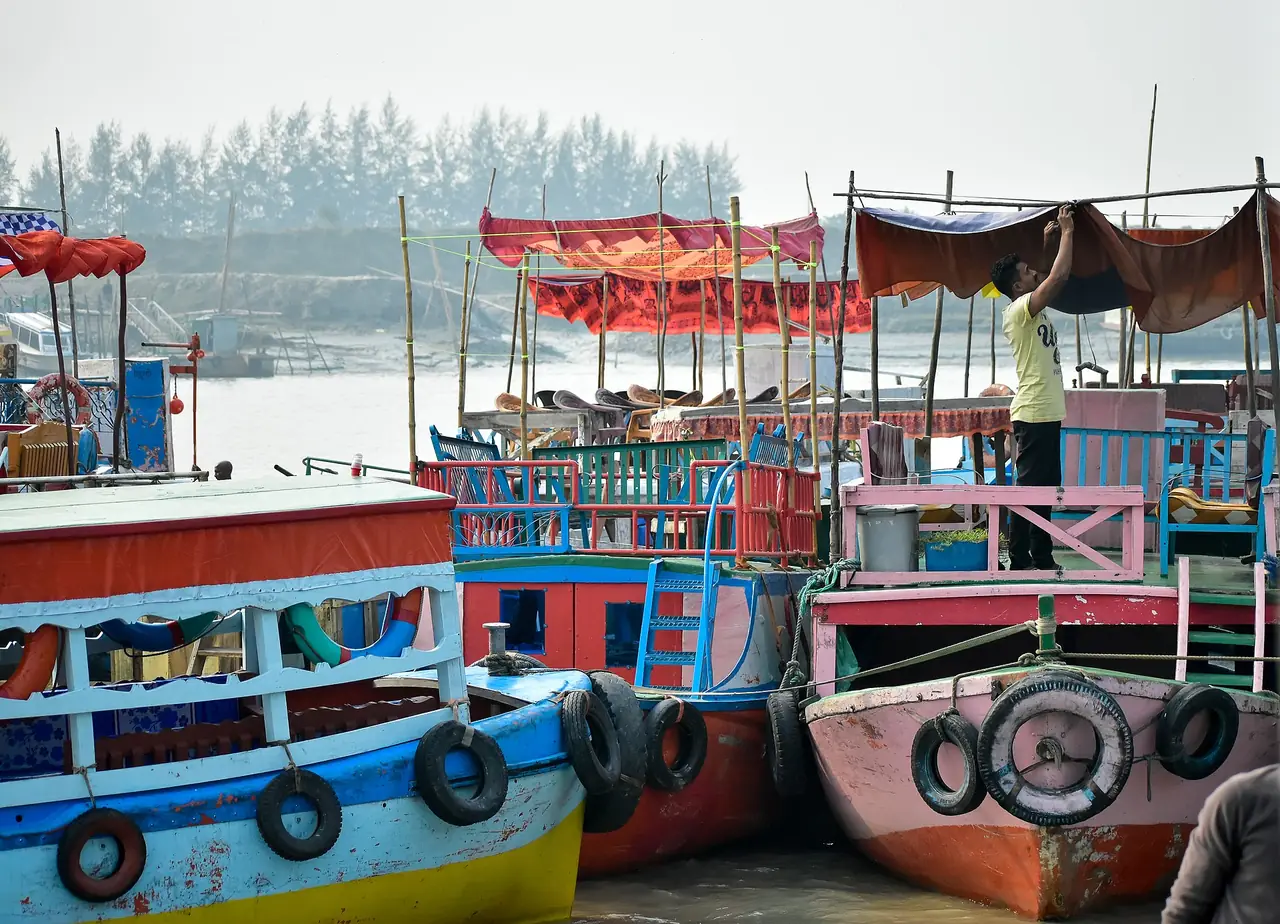 เรือโดยสารหลากสีจอดที่ท่ามงลา ภาพจาก Wikimedia Commons ผู้ถ่าย Fabian Roudra Baroi สัญญา CC BY-SA 4.0