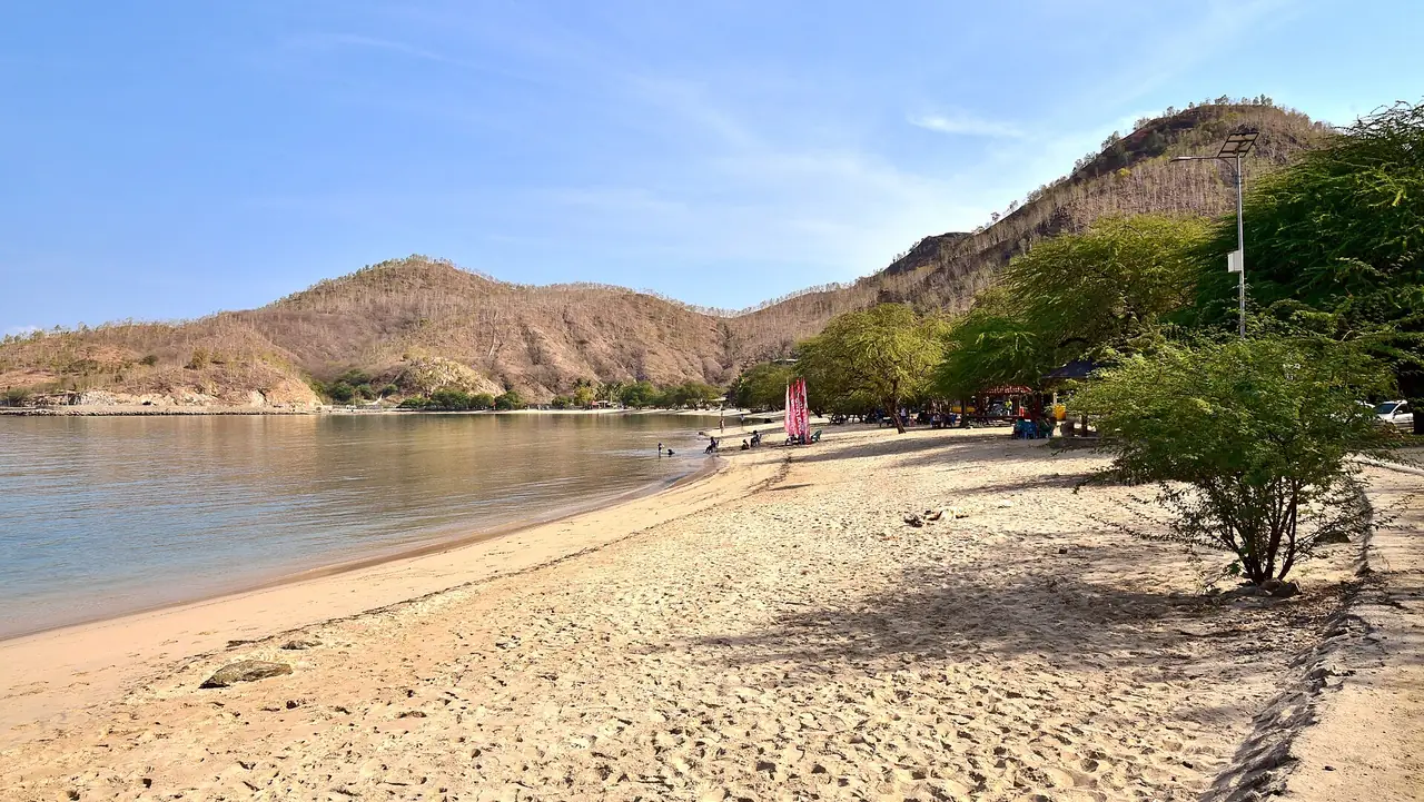 หาดอาเรียบรังกาที่ดิลีและเนินเขาแห้งหลังหาด ภาพจาก Wikimedia Commons ผู้ถ่าย Bahnfrend สัญญา CC BY-SA 4.0 ถ่ายปี 2018 ตามชื่อไฟล์