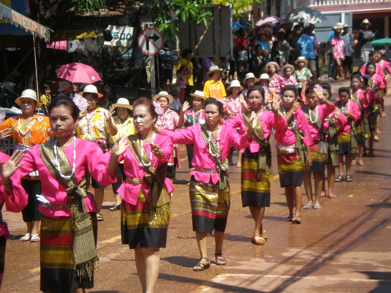 ริมแม่น้ำโขงที่ปากคาด ตามชื่อไฟล์บน Wikimedia Commons ภาพของ nakhonhin จาก Wikimedia Commons ใบอนุญาต CC BY 3.0 เป็นภาพประกอบ ไม่ได้ระบุว่าอยู่ที่วัด