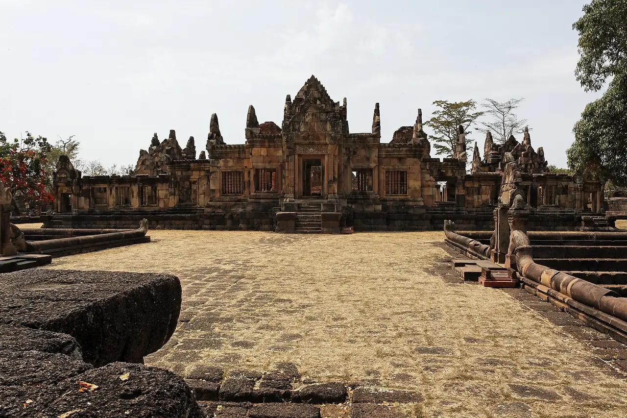 ลานและประตูระเบียงที่ปราสาทเมืองต่ำ