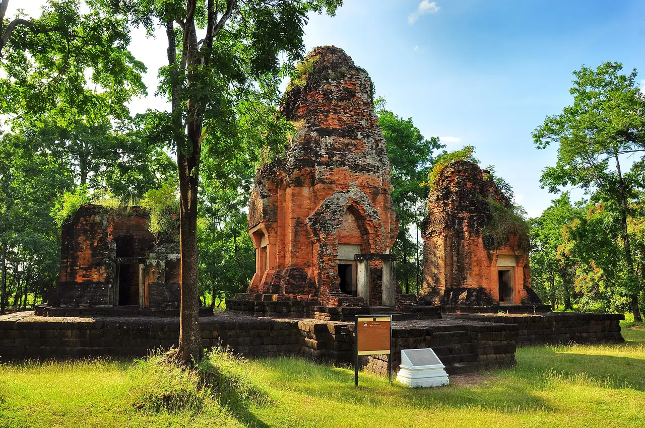 ปรางค์อิฐของกู่สวนแตง โบราณสถานขอมใกล้เมืองบุรีรัมย์