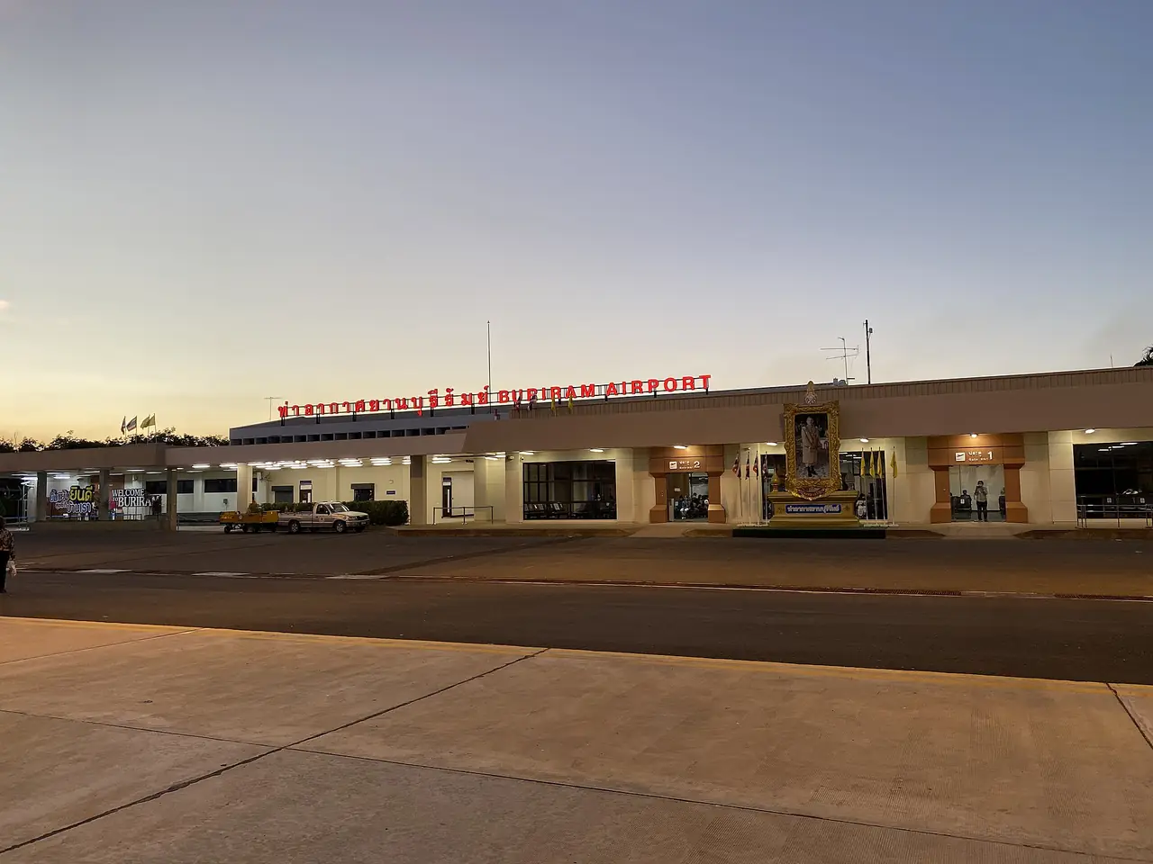 ท่าอากาศยานบุรีรัมย์ ภาพ Buriram Airport 2020 ของ Thanapas.som ใบอนุญาต CC BY-SA 4.0 จาก Wikimedia Commons ซึ่งระบุว่าเป็นท่าอากาศยานบุรีรัมย์ อ.สตึก จ.บุรีรัมย์