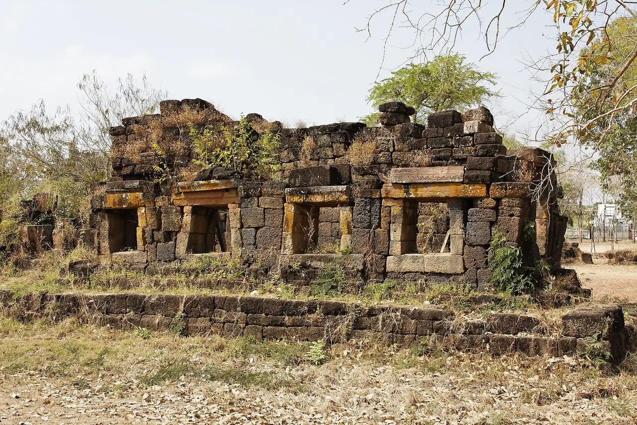 ปราสาทบ้านบุ ภาพ Prasat Ban Bu-002 ของ Ddalbiez ใบอนุญาต CC BY-SA 3.0 จาก Wikimedia Commons ซึ่งระบุเพียงว่าเป็นปราสาทบ้านบุ ประเทศไทย