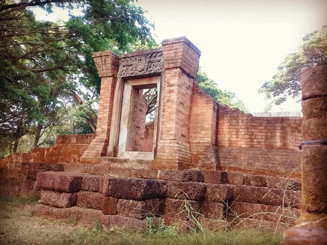 ปราสาททองที่บ้านกรวด ภาพของ จำปาเมืองขวง ใบอนุญาต CC BY-SA 4.0 จาก Wikimedia Commons ซึ่งระบุเพียงชื่อภาพว่าปราสาททองบ้านกรวด