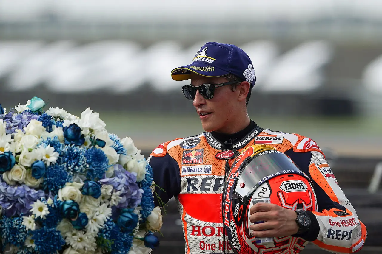 มาร์ก มาร์เกซในไทยแลนด์กรังด์ปรีซ์ปี 2561 ภาพ Marc Márquez 2018 Buriram 4 ของ Box Repsol ใบอนุญาต CC BY 2.0 จาก Wikimedia Commons ซึ่งระบุเพียงว่าเป็นมาร์ก มาร์เกซที่ไทยแลนด์กรังด์ปรีซ์ปี 2561