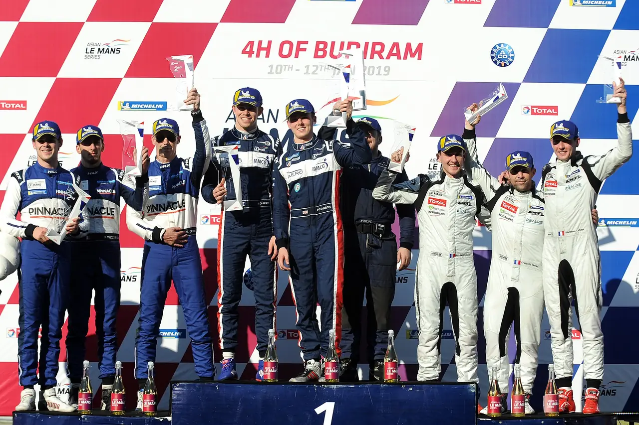 ฉากบนโพเดียม 4 Hours of Buriram ปี 2562 ภาพของ United Autosports ใบอนุญาต CC BY-SA 2.0 จาก Wikimedia Commons ซึ่งระบุว่าเป็นโพเดียมของ 4 Hours of Buriram ปี 2562 ของเอเชียนเลอมองส์ซีรีส์