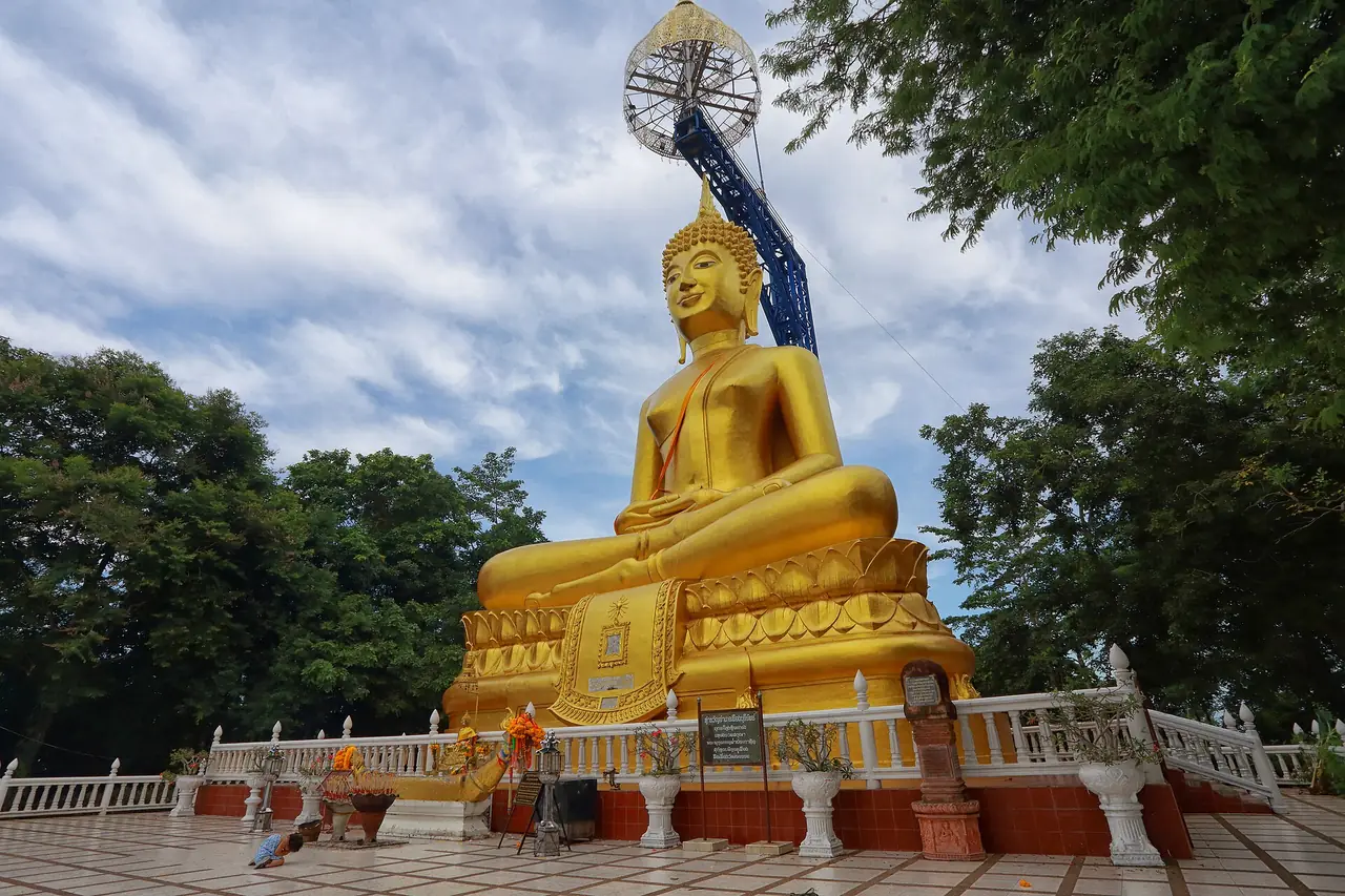 ปราสาทเขากระโดง ภาพของ Yakuzakorat ใบอนุญาต CC BY-SA 3.0 จาก Wikimedia Commons ซึ่งระบุเพียงว่าเป็นภาพโบราณสถานในประเทศไทย