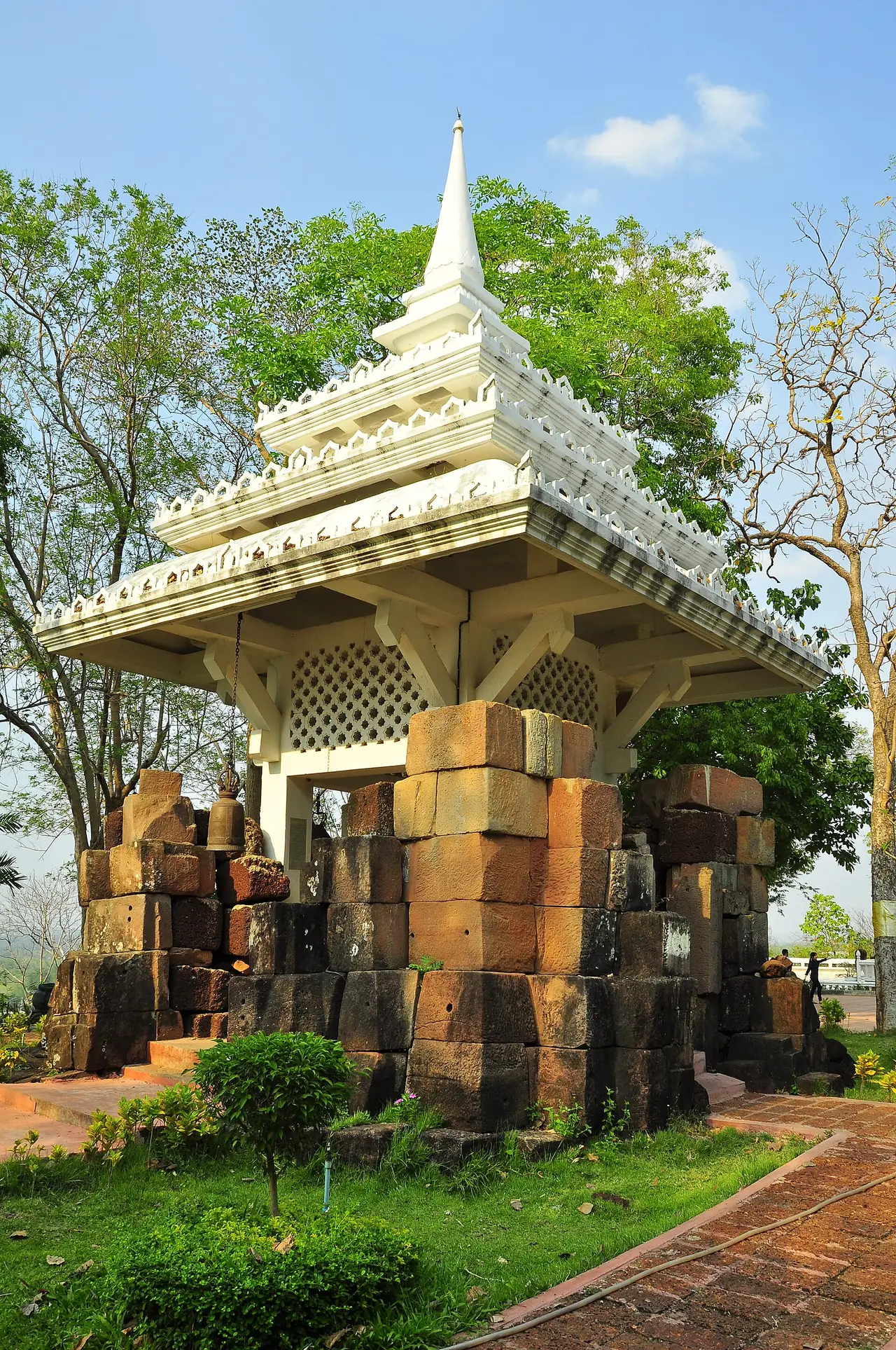 ปราสาทเขากระโดง ภาพของ Warawut Srisopark ใบอนุญาต CC BY-SA 3.0 จาก Wikimedia Commons ซึ่งระบุเพียงว่าเป็นภาพโบราณสถานในประเทศไทย