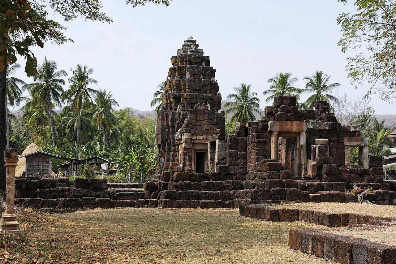 กุฎีฤษีหมายเลข 1 บ้านหนองบัวราย ภาพของ Ddalbiez ใบอนุญาต CC BY-SA 3.0 จาก Wikimedia Commons ซึ่งระบุว่าเป็น Kuti Reussi 1 (Ban Nong Bea Lai) ประเทศไทย ซึ่งน่าจะเป็นกุฎีฤษีหนองบัวรายตามที่กรมศิลปากรลง แต่เราไม่ได้ยืนยันการสะกดชื่อ