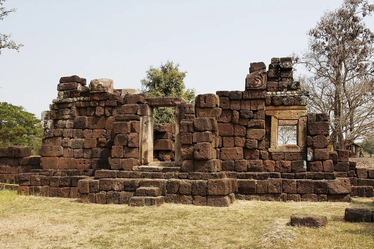 กุฎีฤษีหมายเลข 2 บ้านโคกเมือง ภาพ 13-Kuti Reussi 2 ของ Ddalbiez ใบอนุญาต CC BY-SA 3.0 จาก Wikimedia Commons ซึ่งระบุว่าเป็น Kuti Reussi 2 (Ban Khok Mueang) ซึ่งน่าจะเป็นกุฎีฤษีโคกเมืองที่กรมศิลปากรลง แต่เราไม่ได้ยืนยันการสะกดชื่อ