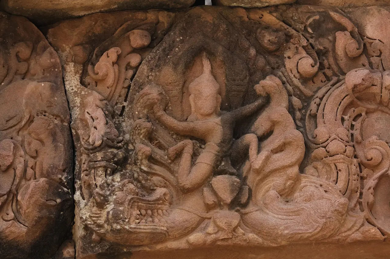 ทับหลังเหนือประตูโคปุระตะวันออกชั้นนอกที่ปราสาทเมืองต่ำ ภาพ Prasat Muang Tam-026 ของ Ddalbiez ใบอนุญาต CC BY-SA 3.0 Wikimedia Commons ระบุว่าเป็นภาพพระกฤษณะต่อสู้กับกาลิยะ เรายืนยันรายละเอียดนี้ไม่ได้เอง