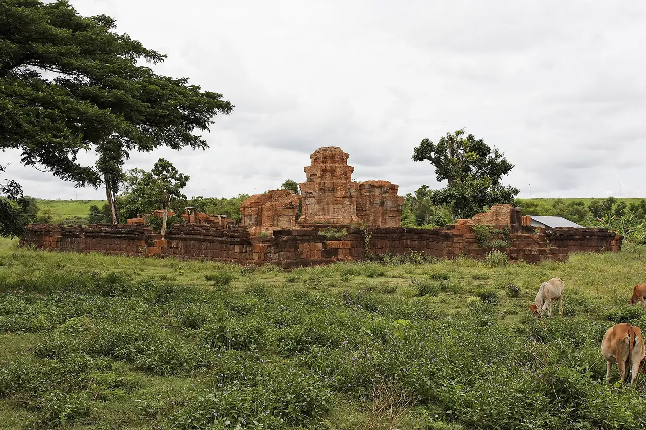 ปราสาทหนองหงส์ ภาพ Prasat Nong Hong-001 ของ Ddalbiez ใบอนุญาต CC BY-SA 3.0 จาก Wikimedia Commons ซึ่งระบุว่าเป็น Prasat Hong Nong ประเทศไทย