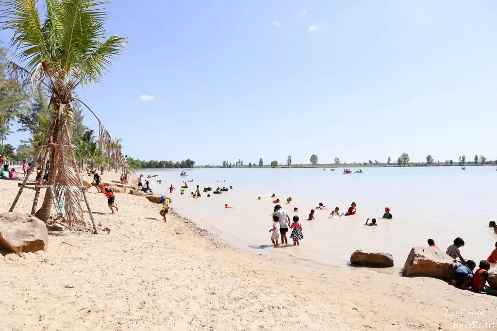 หาดปราสาททอง (อ่างเก็บน้ำทุ่งกระเต็น) อ.หนองกี่ ภาพ Prasattong beach ของ Sanookland ใบอนุญาต CC BY-SA 4.0 จาก Wikimedia Commons ซึ่งระบุเพียงว่าเป็นหาดปราสาททอง หนองกี่ บุรีรัมย์