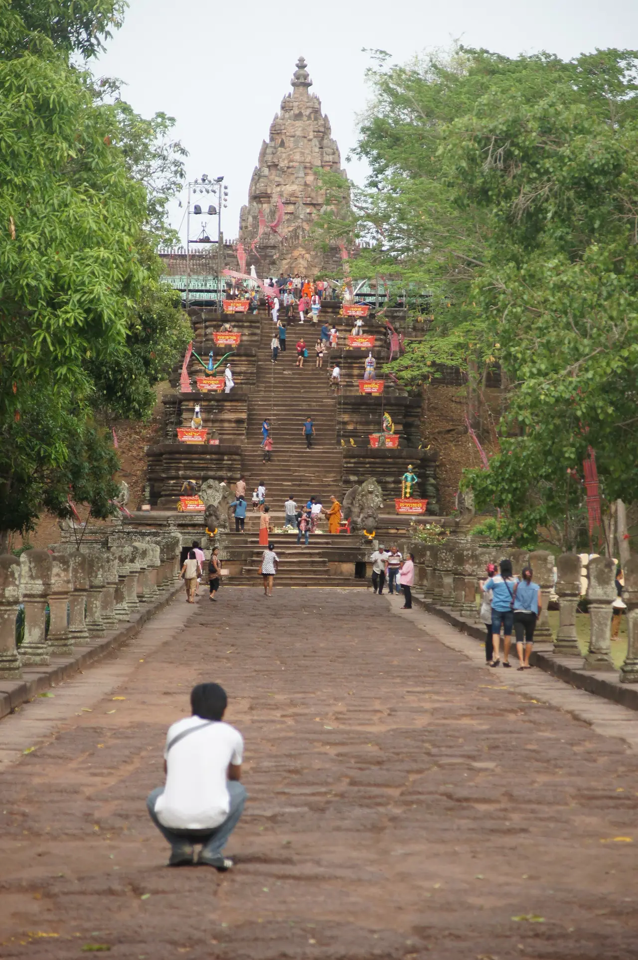 ทางเดินศิลาแลงขึ้นสู่ปราสาทพนมรุ้ง ภาพ Phanom Rung castle pathway ของ Z3144228 ใบอนุญาต CC BY-SA 4.0 จาก Wikimedia Commons ซึ่งระบุเพียงชื่อภาพว่าทางเดินปราสาทพนมรุ้ง