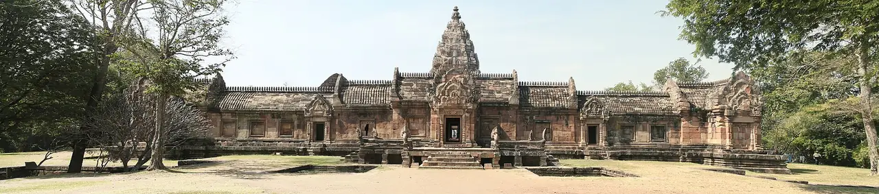 ภาพพาโนรามาปราสาทพนมรุ้ง ภาพ Prasat Hin Phanom Rung-pano-5 ของ Ddalbiez ใบอนุญาต CC BY-SA 3.0 จาก Wikimedia Commons ซึ่งระบุเพียงว่าเป็นปราสาทหินพนมรุ้ง ประเทศไทย