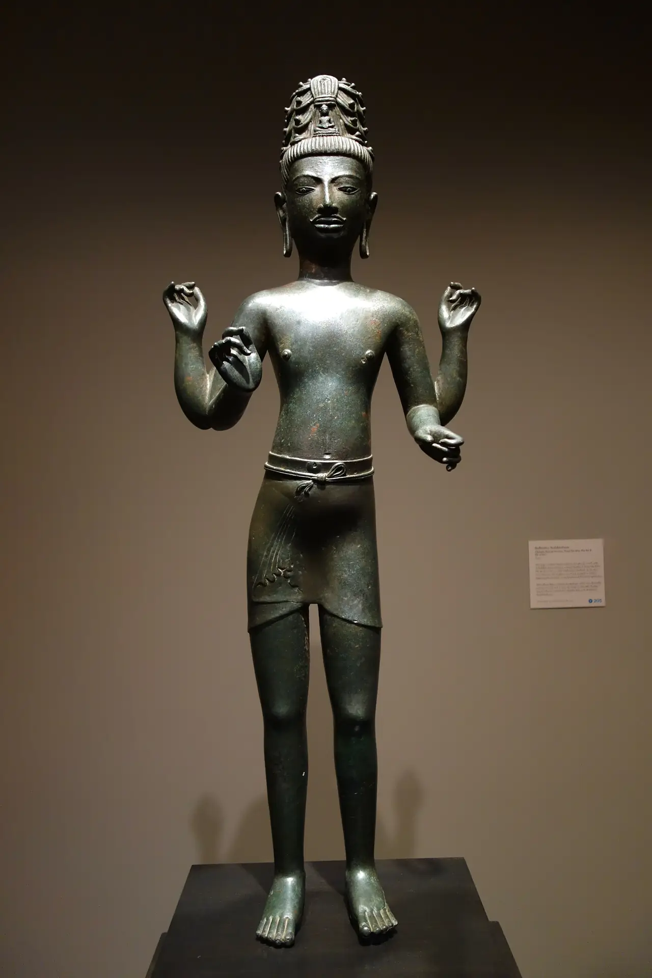 พระโพธิสัตว์สำริดซึ่ง Wikimedia Commons ระบุว่ามาจากปราสาทหินเขาปลายบัด 2 ปัจจุบันจัดแสดงที่พิพิธภัณฑ์นอร์ตันไซมอน เมืองพาซาดีนา สหรัฐอเมริกา ภาพของ Daderot สาธารณสมบัติ ภาพนี้ใช้เพื่อบอกว่าของที่พบจากปลายบัดไปอยู่พิพิธภัณฑ์ต่างประเทศ ไม่ใช่ภาพสถานที่