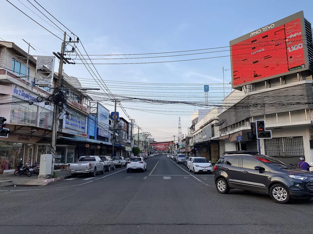 ถนนรมย์บุรีช่วงเย็น ภาพของ Reversemos.sapanaht ถ่ายปี 2567 ใบอนุญาต CC BY-SA 4.0 จาก Wikimedia Commons ซึ่งระบุเพียงว่าเป็นถนนรมย์บุรี บุรีรัมย์ ตอนเย็น