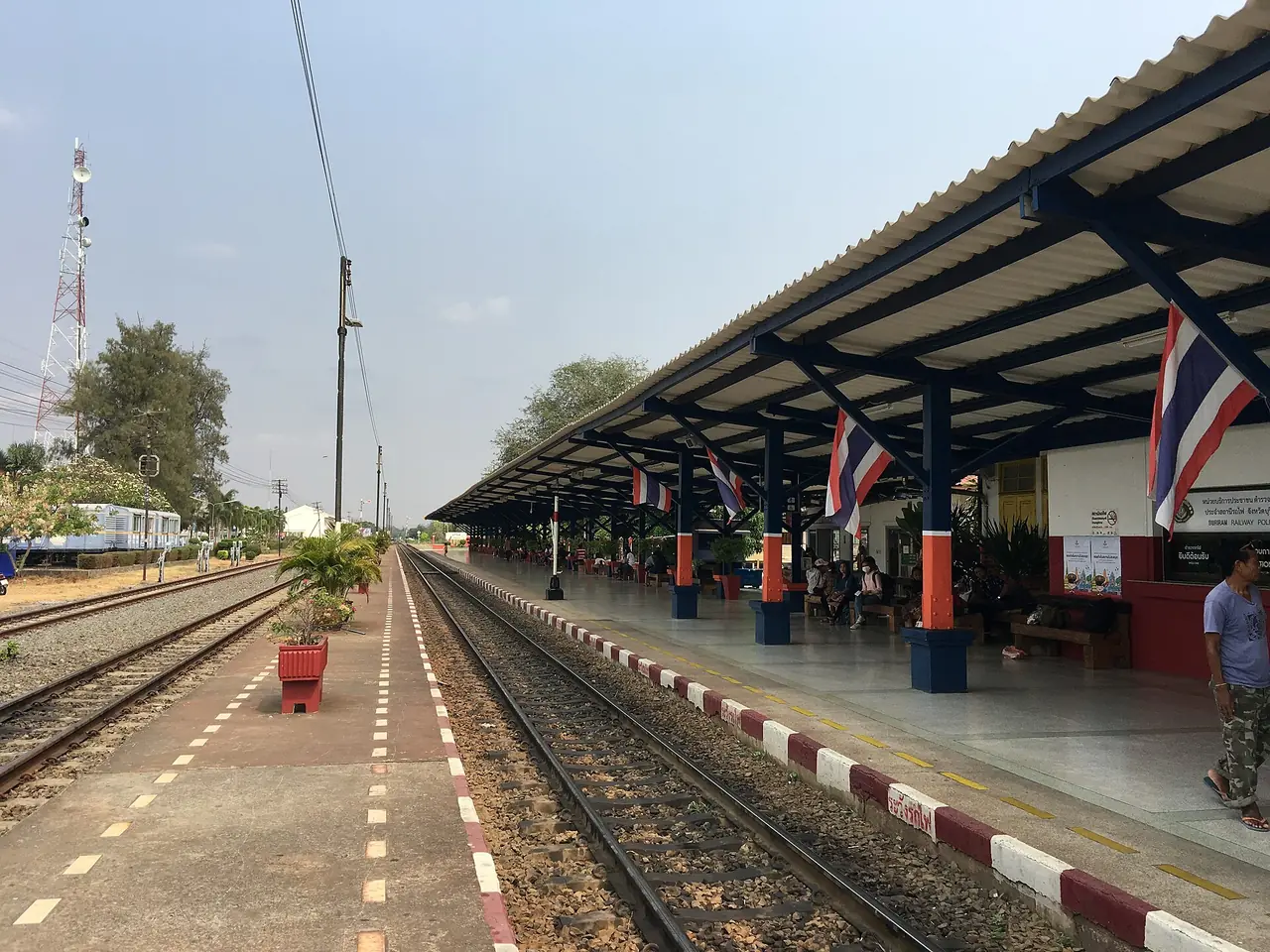 สถานีรถไฟบุรีรัมย์ ภาพของ Thanapas.som ใบอนุญาต CC BY-SA 4.0 จาก Wikimedia Commons ซึ่งระบุเพียงว่าเป็นสถานีรถไฟบุรีรัมย์