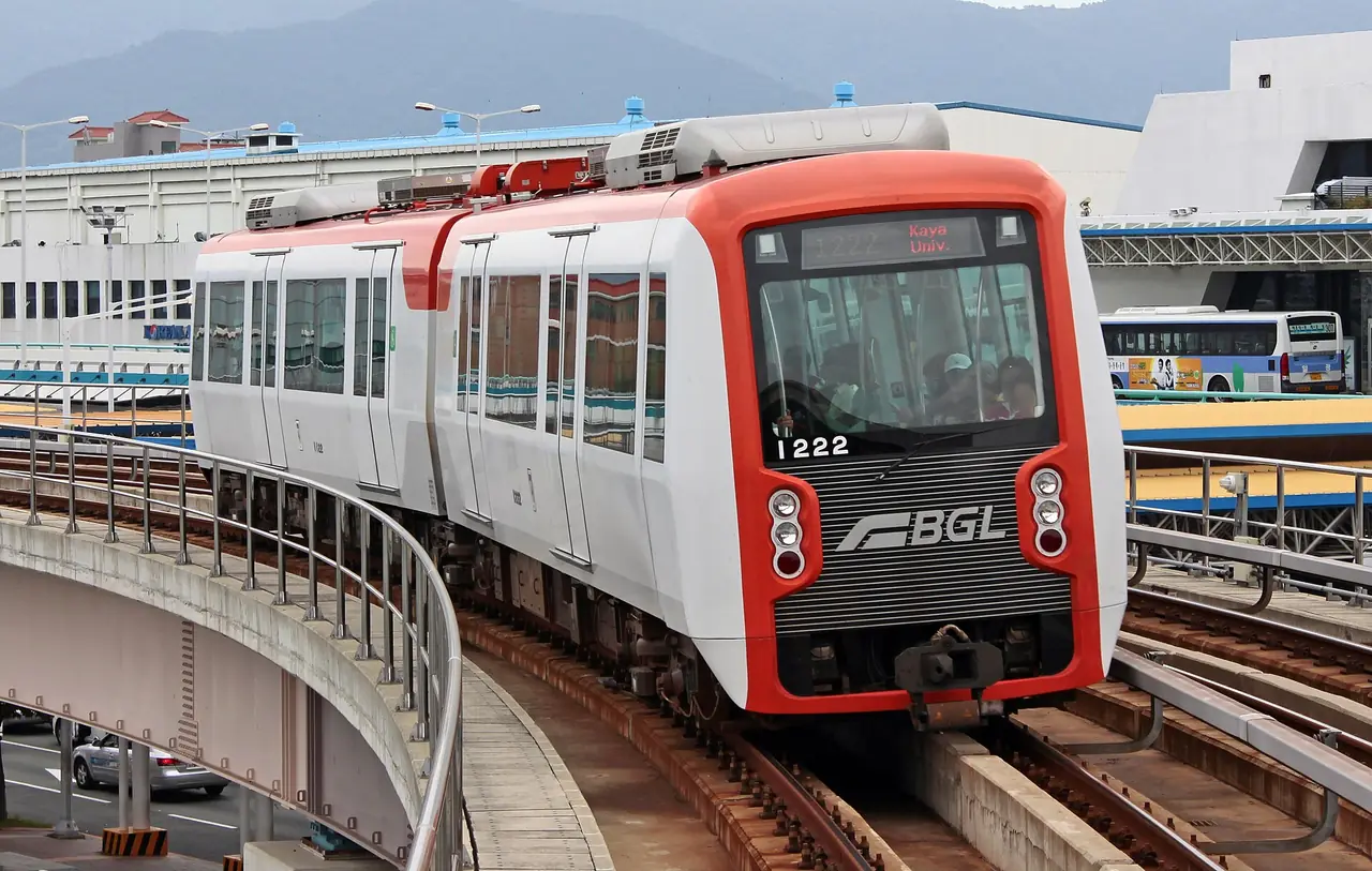 รถไฟรางเบา Busan-Gimhae (BGL) สีแดงขาวบนรางยกระดับ ที่รับผู้โดยสารจากสนามบินกิมแฮ